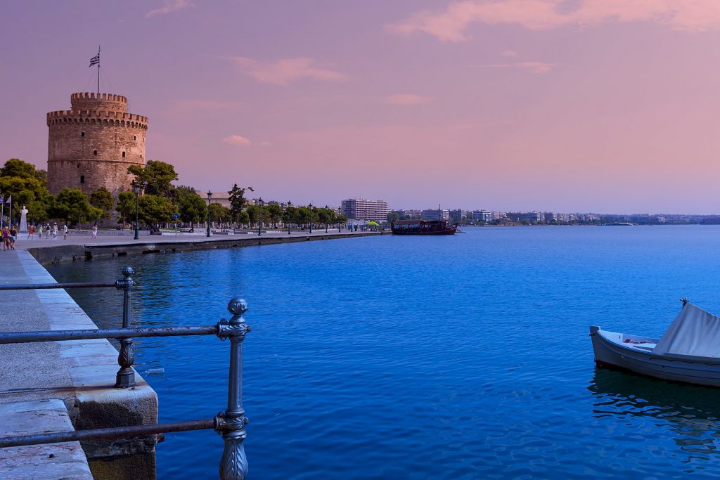 Thessaloniki boulevard met de witte toren